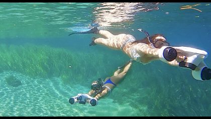 FILLE Plongeant dans la rivière Arc-en-ciel avec SEA SCOOTERS - Outdoor Master