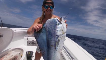 Voyage de pêche pour les filles Mahi Tournage d'une émission de télévision pour Two Conchs Sportsfishing