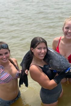 Des filles de 15 ans attrapent des poissons-chats mieux que la plupart des hommes adultes !